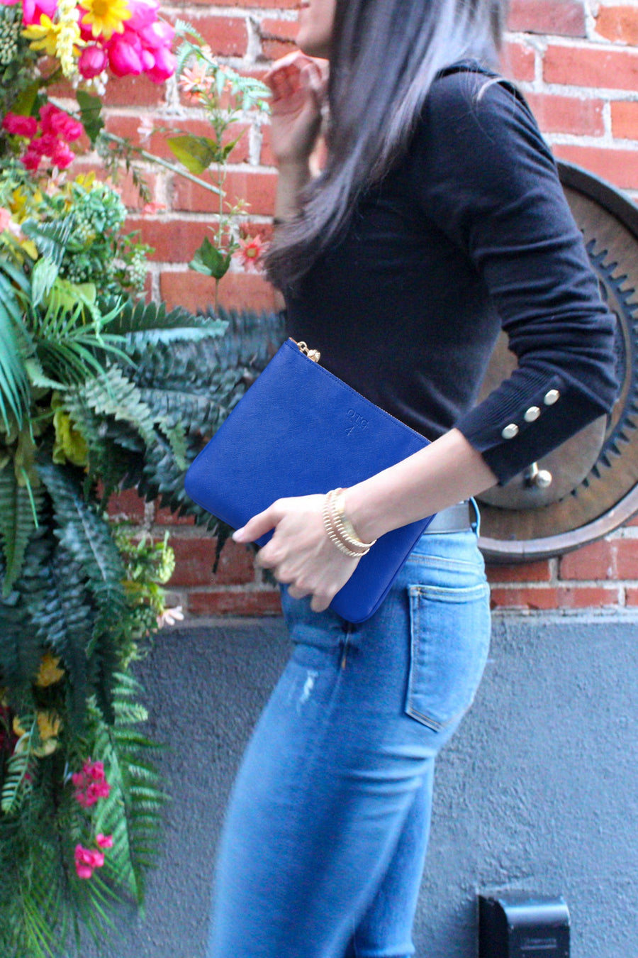 #4 Navy Pouch, lifestyle photo 1